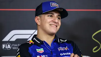 佩雷斯和阿尔本为哈贾尔提供关于红牛第二席位的建议