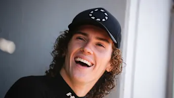 希安·希尔兹 (Cian Shields) 与阿斯顿·马丁 (Aston Martin) 携手亮相 F1 周末首秀