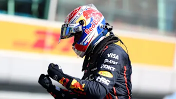 Verstappen与Vettel匹配红牛杆