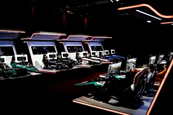 F1 模拟赛车：法拉利车手 Fahssi 在最后一圈取得戏剧性胜利
