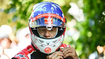 吉恩·哈斯（Gene Haas）驾驶自己的F1汽车之一