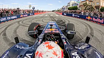 在旧金山特别演示中看到角田驾驶红牛回归