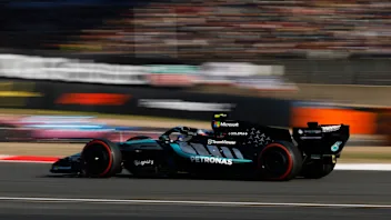 观看中国排位赛精彩片段，安东内利夺得杆位