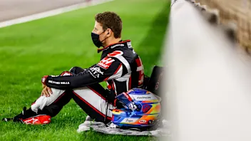 格罗斯让与 2020 年巴林大奖赛事故中的头盔重聚