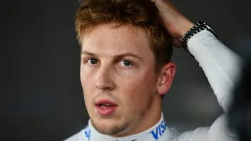 劳森在墨西哥退休，驾驶着一辆“被毁”的汽车