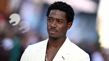 “刘易斯是我的英雄”——《F1 电影》明星达姆森·伊德里斯的问答