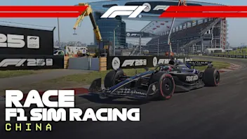 观看 F1 模拟赛车世界锦标赛第一轮的比赛