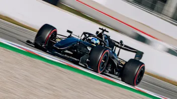 拉塞尔对“相当壮观”的阿斯顿·马丁印象深刻