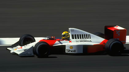 塞纳 (Senna) 夺冠的迈凯伦 MP4/5B 在圣保罗大奖赛中绕英特拉格斯 (Interlagos) 绕圈