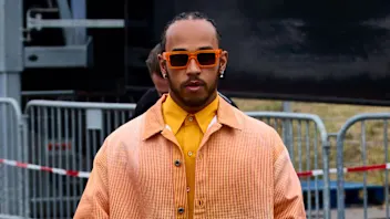 刘易斯·汉密尔顿 (Lewis Hamilton) 如何成为 F1 最具影响力的时尚偶像