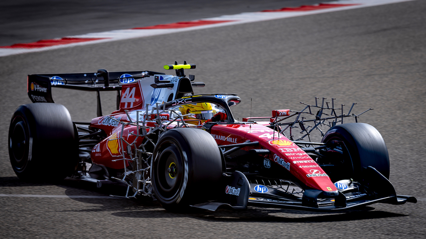 观看巴林测试第一天的赛车上赛道