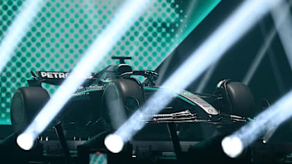 观看：梅赛德斯（Mercedes）的2025年F1 75 Live在伦敦的F1 75 Live期间的涂装封面