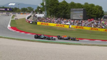 观看:Verstappen在西班牙GP期间与Russell相撞