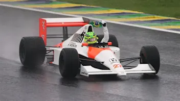 当 F1 车手驾驶历史悠久的赛车试驾时