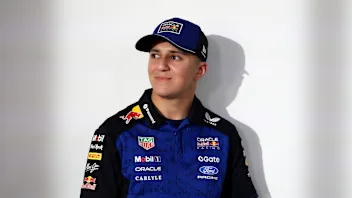 为什么哈贾尔的妈妈比他先知道红牛座椅